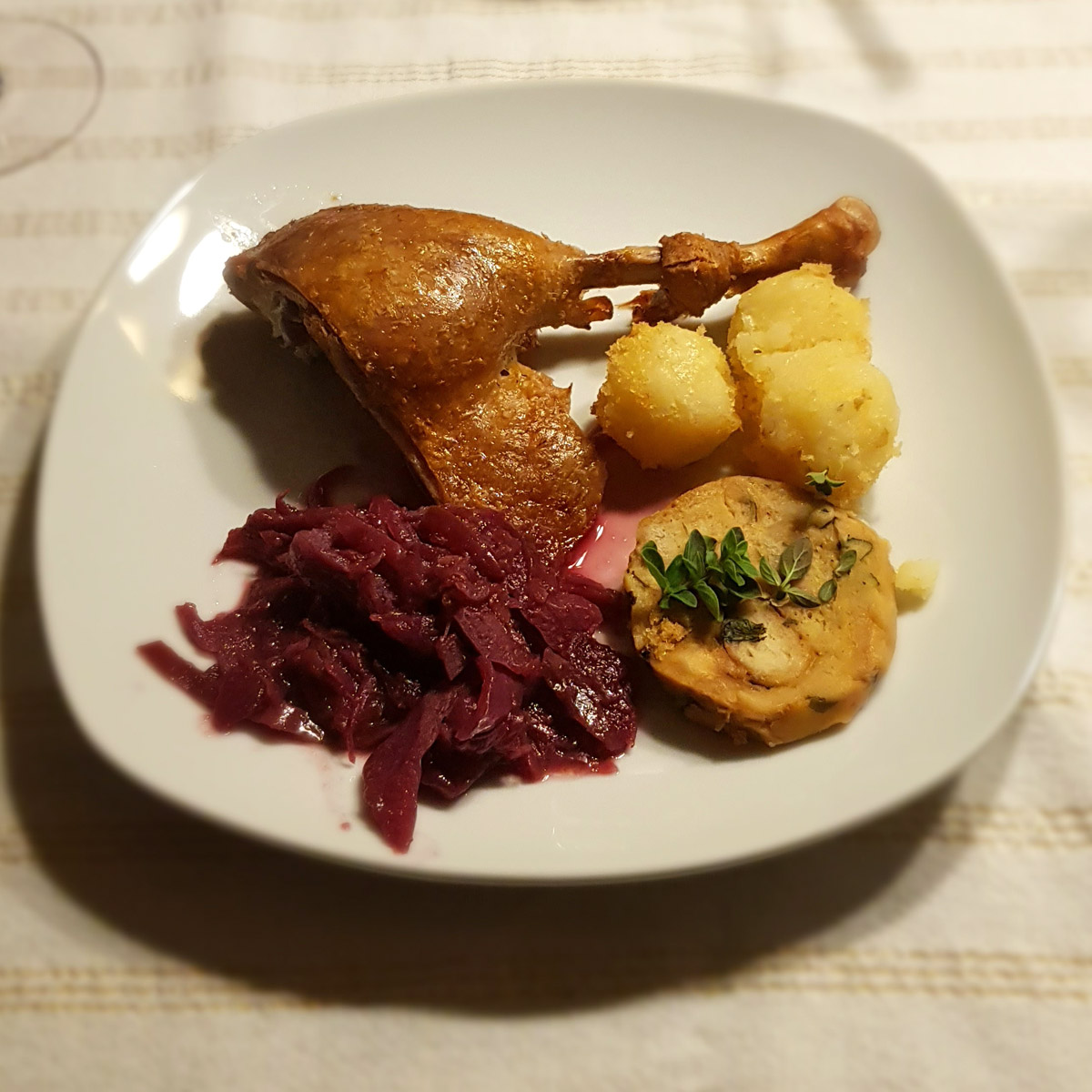 Gänsekeule mit Rotkohl und Klösen