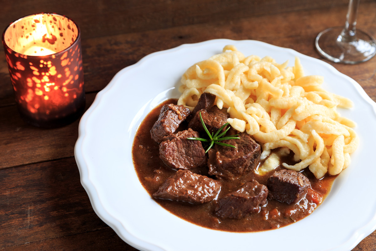 Rehragout mit Rotkohl und Spätzle Hofcafé Berlin